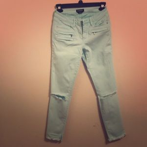 Baby blue cropped Bebe jeans sz 26